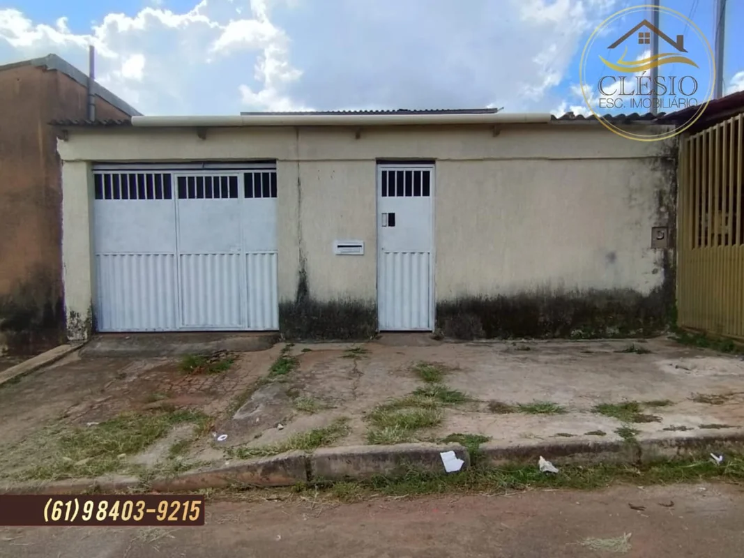 Casa com 2 qts, sala, cozinha, banheiro social, parte cerâmica, outra no cimento...