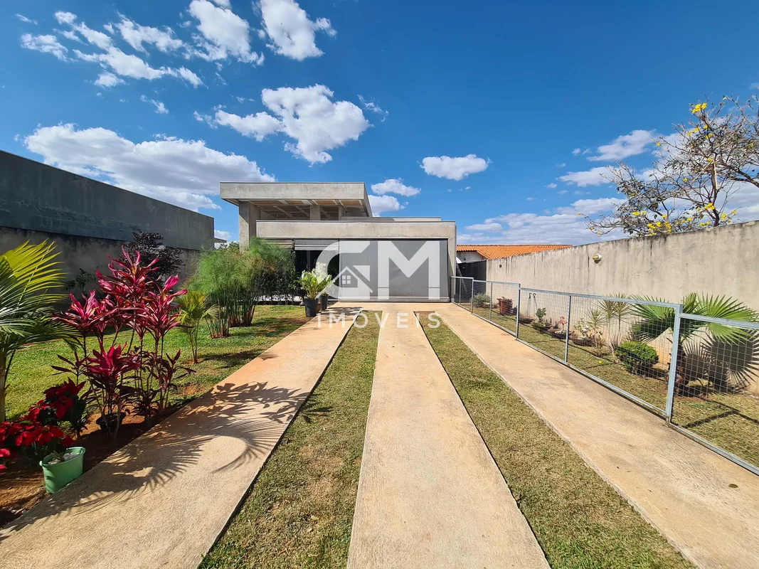 GM IMÓVEIS VENDE, UMA CASA PARA QUEM VALORIZA ESPAÇO, ARQUITETURA E PRIVACIDADEC...