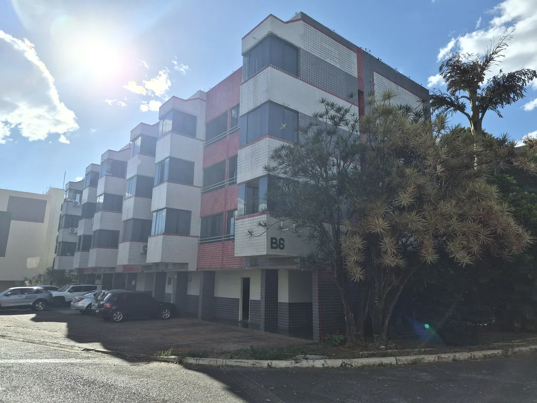 Apartamento no Sudoeste com ampla sala, cozinha com armários, área de serviço, b...