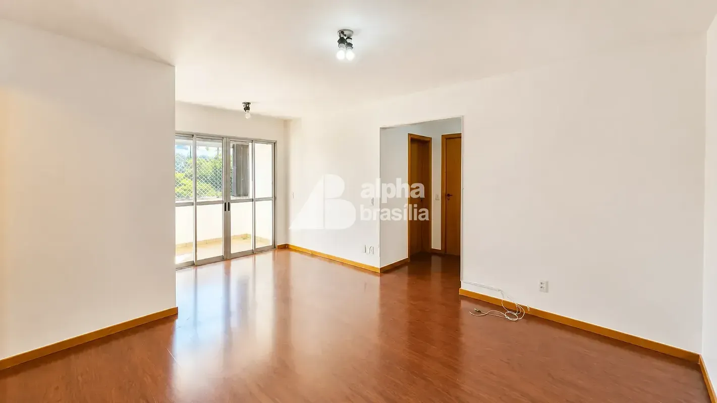  Sala com varanda; 03 quartos com armários, sendo 01 suíte com ar condicionando;...