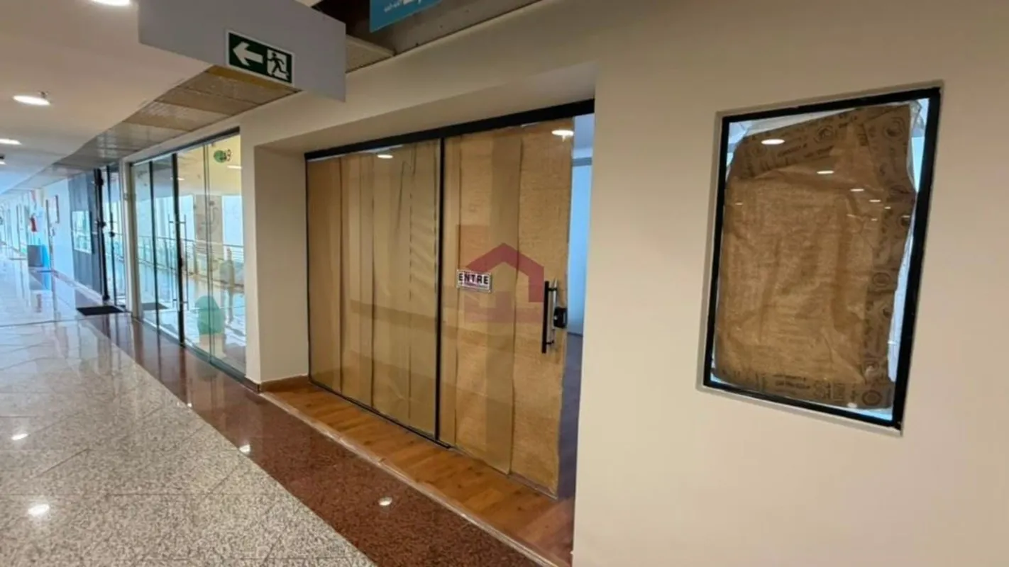 Fernandes & Coelho Imóveis apresenta excelente sala comercial no Águas Claras Sh...