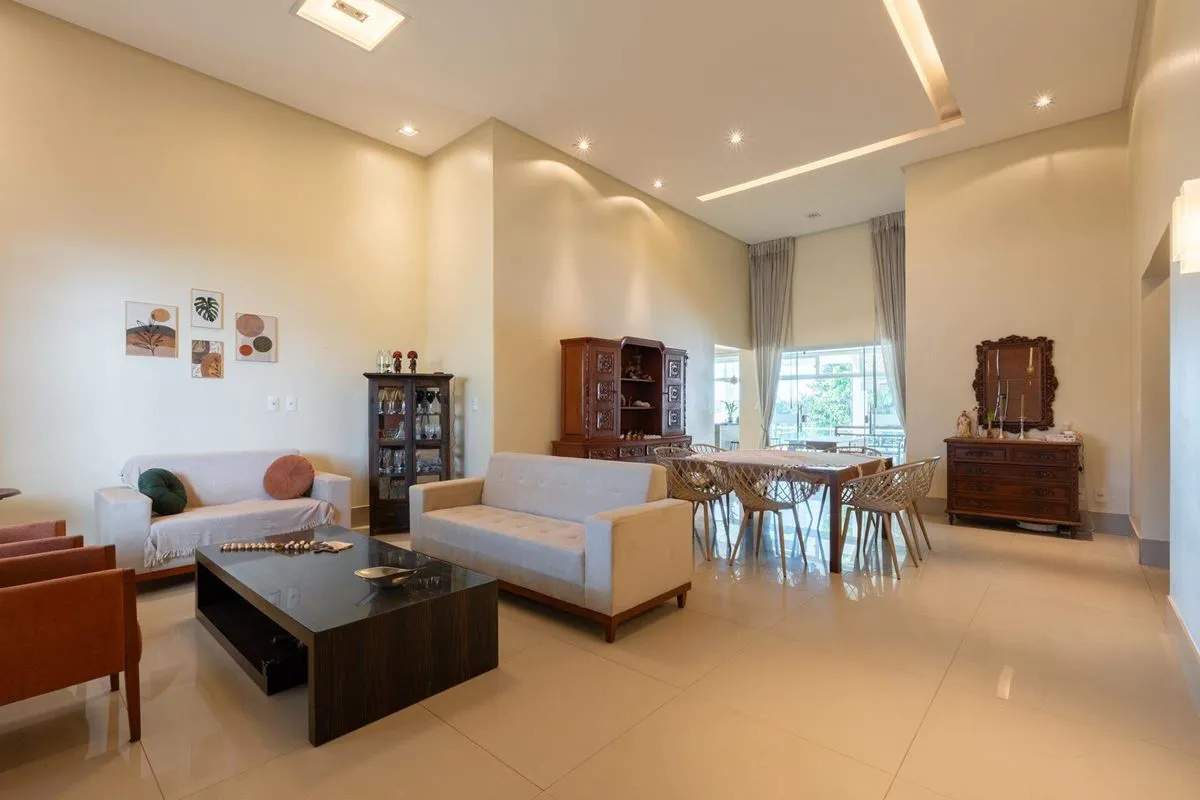 Encante-se com esta maravilhosa casa de alto padrão totalmente reformada, locali...