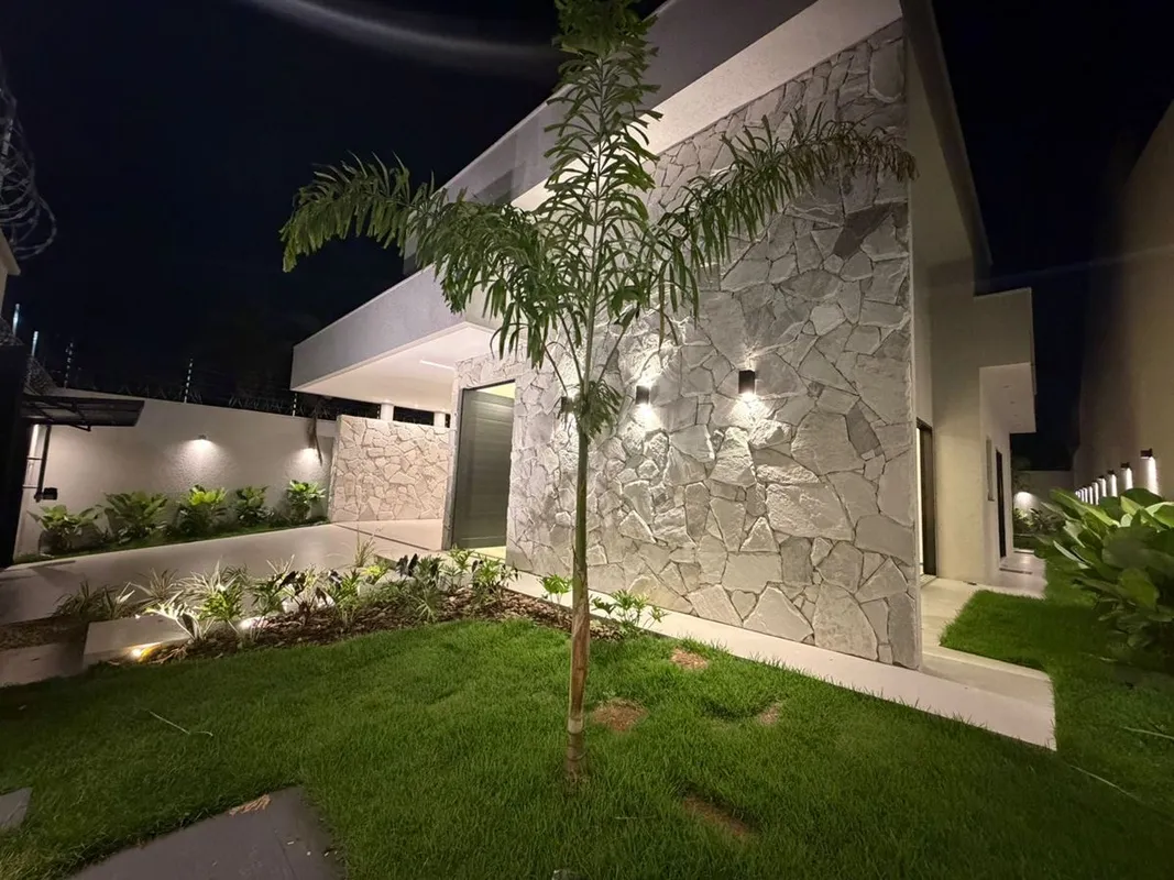 Casa alto padrão nova Jd. AtlânticoLote 420m com 200m de construção. 3 suítes pl...