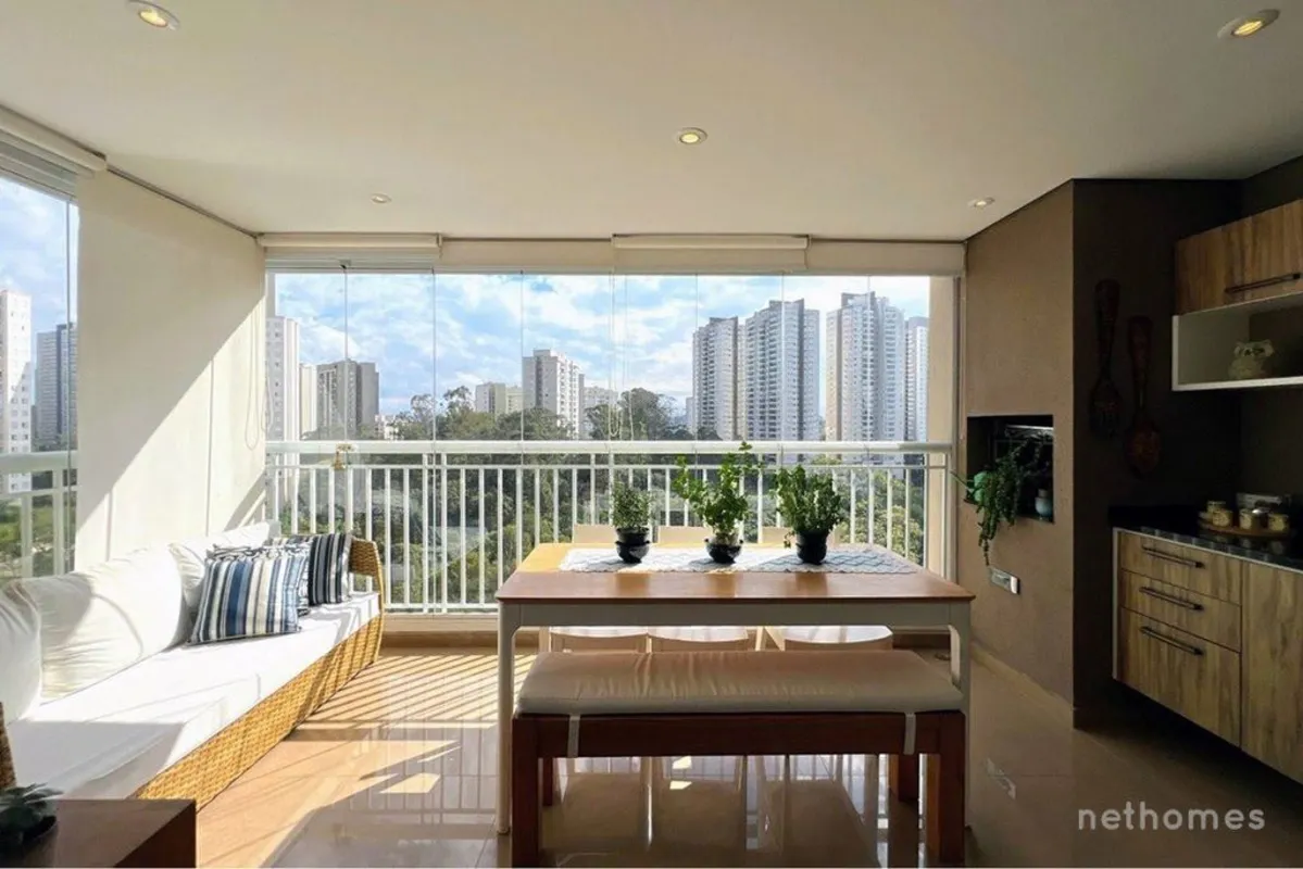 Andar intermediário, vista livre para uma reserva florestal com um pôr do sol li...