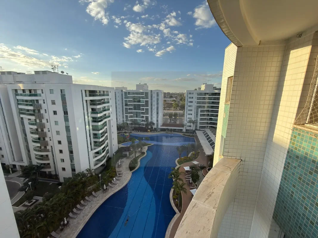 Imagine viver em um andar alto, com uma vista privilegiada para a piscina e o es...