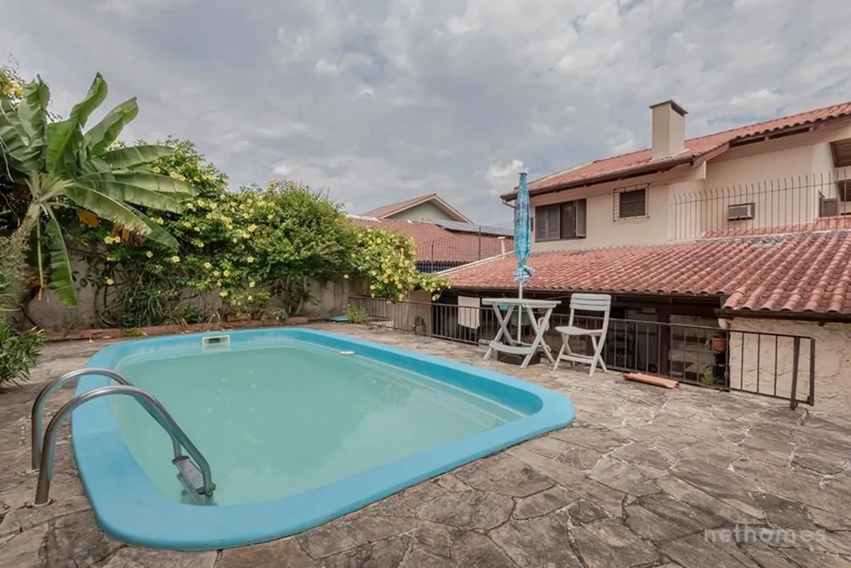 Descubra a sua nova casa no pacato bairro Jardim Itu Sabará, em Porto Alegre, um...