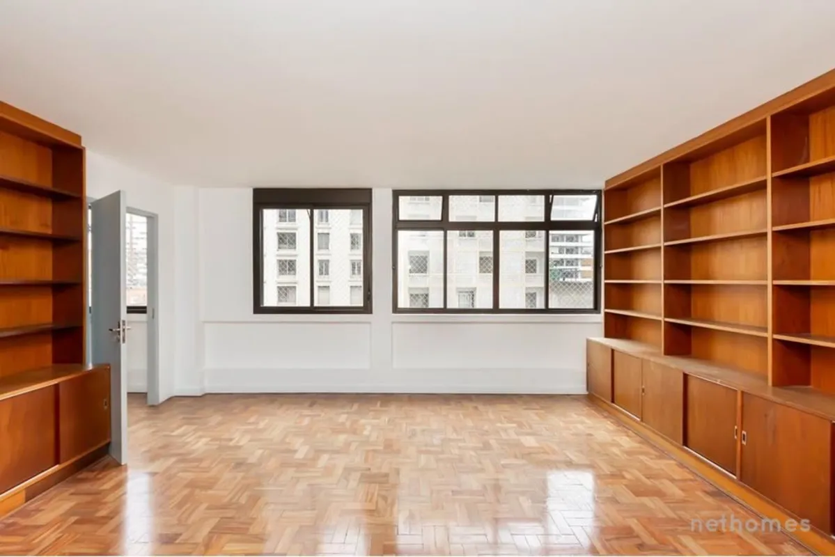 Descubra o prazer de viver no coração de São Paulo com este espaçoso apartamento...