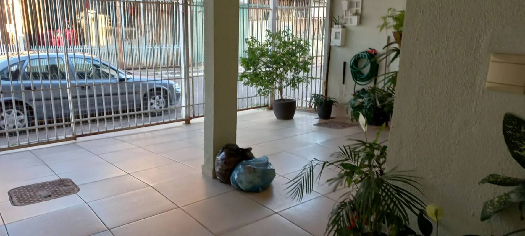 VENDE SE ESTE IMOVEL NA QNL 30 CASA NO PISO SUPERIOR COM 3 QUARTOS SALA BANHEIRO...