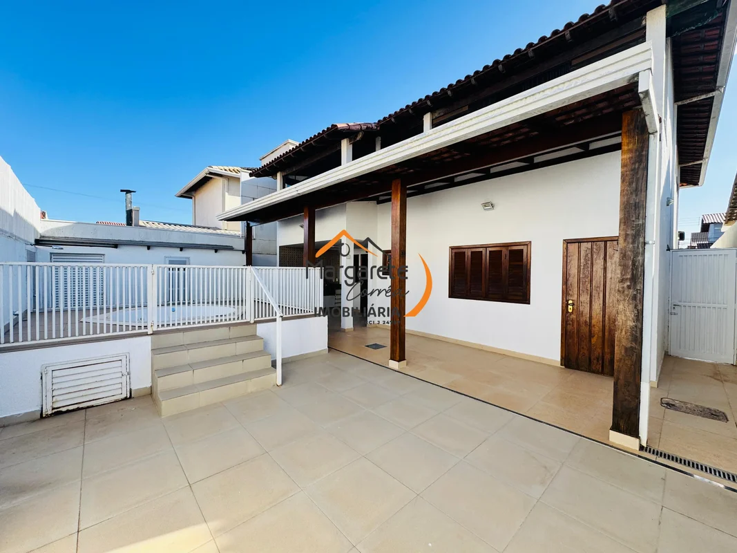 Imobiliária Margarete Corrêa vende casa no Condomínio Jardim Europa II*Casa Escr...