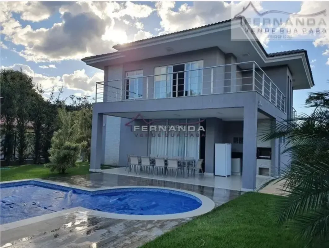 Linda Casa Moderna com construção de 2011, apresenta um projeto bonito com dois ...