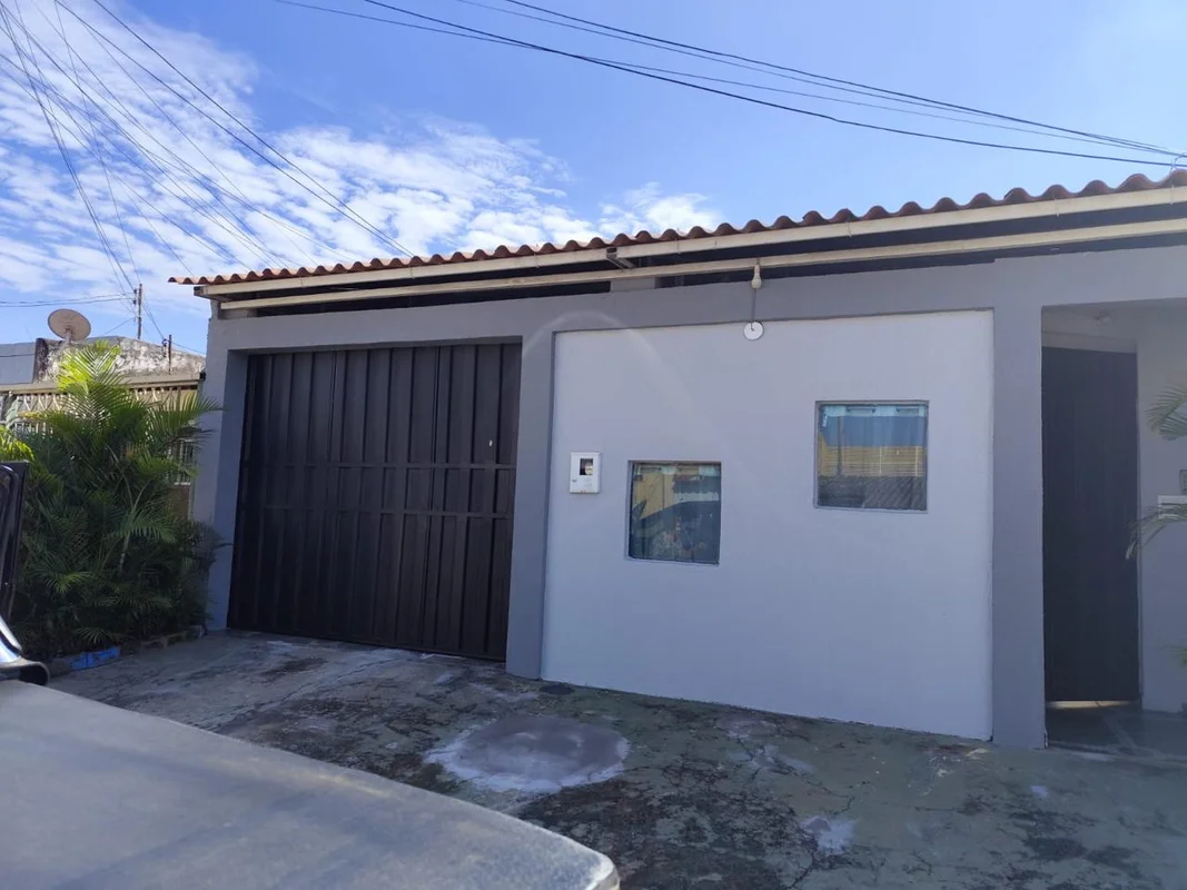 Vanuza Vasconcelos vende linda casa reformada!Aceita financiamento - bem ventila...