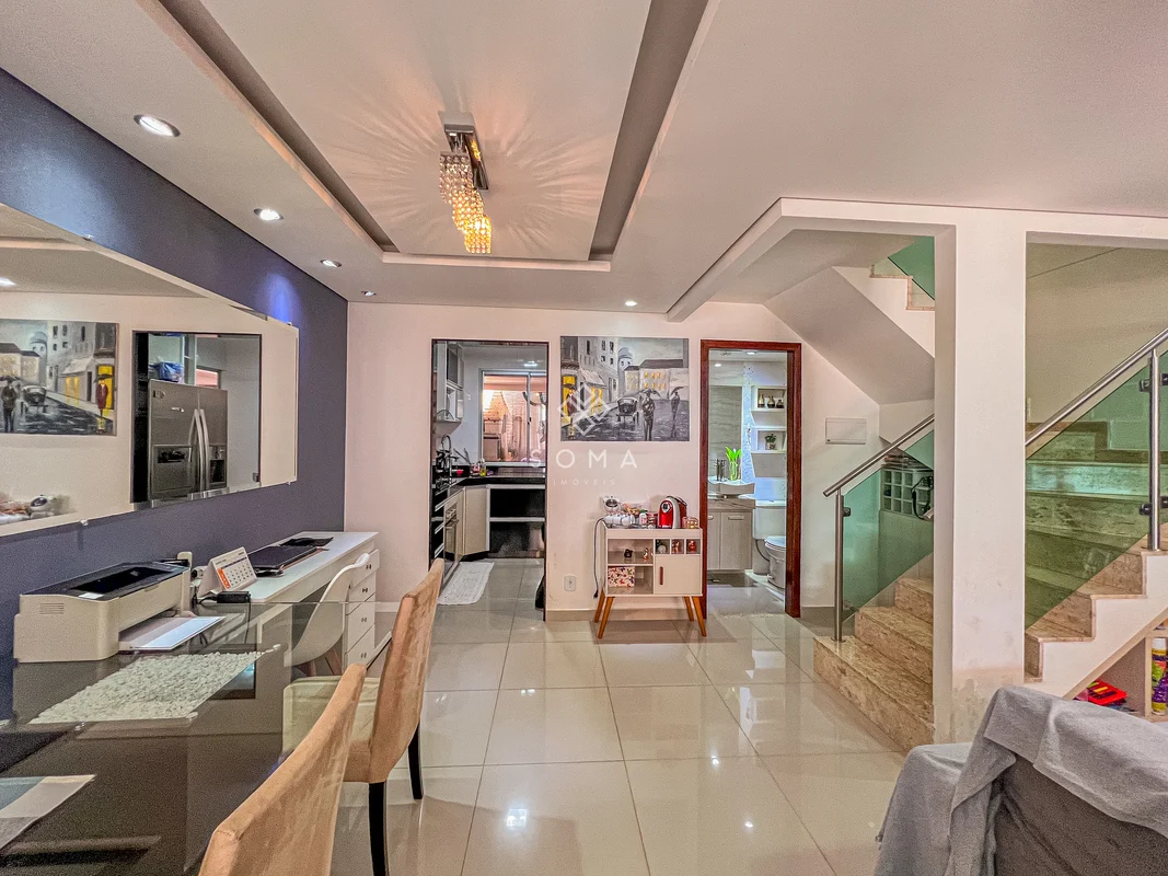 ESPECIFICAÇÕES DA CASA: - Sala ampla para dois ambientes com painel de TV - Cozi...