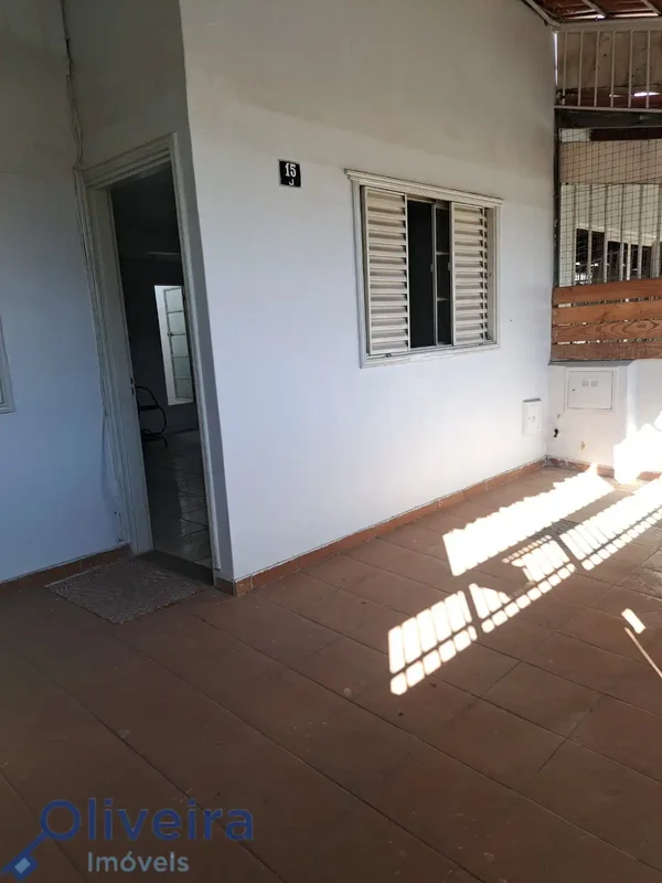 CASA COM ÓTIMA LOCALIZAÇÃO.Casa com 80m² toda em forro PVC e piso em cerâmica , ...