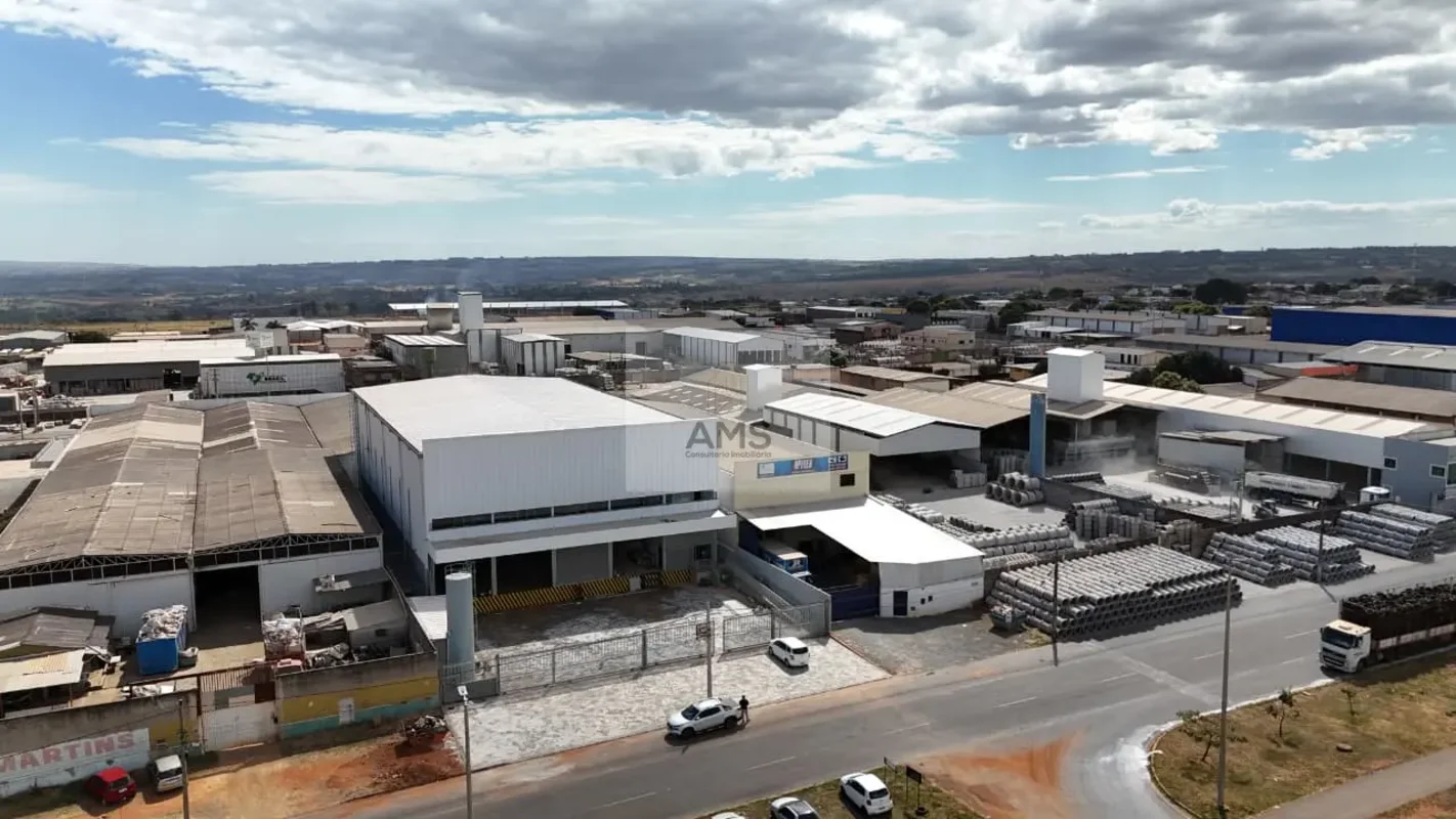 Galpão grande e recém-construído, localizado em área estratégica do Setor de Mat...