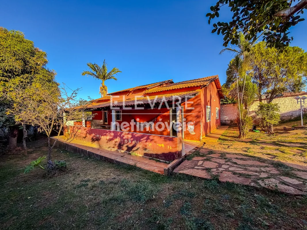 Casa térrea na laje e escriturada.Com área total de 678,12m² e 160m² de área con...