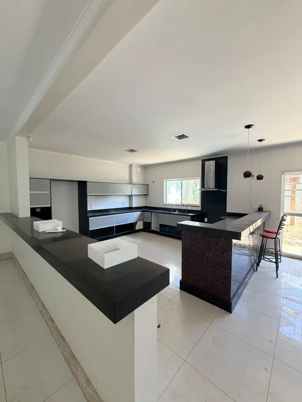 LENIÉR CURADORIA IMOBILIÁRIA ALUGA MAGNÍFICA CASA DE 3 ANDARES NA QSE – TAGUATIN...