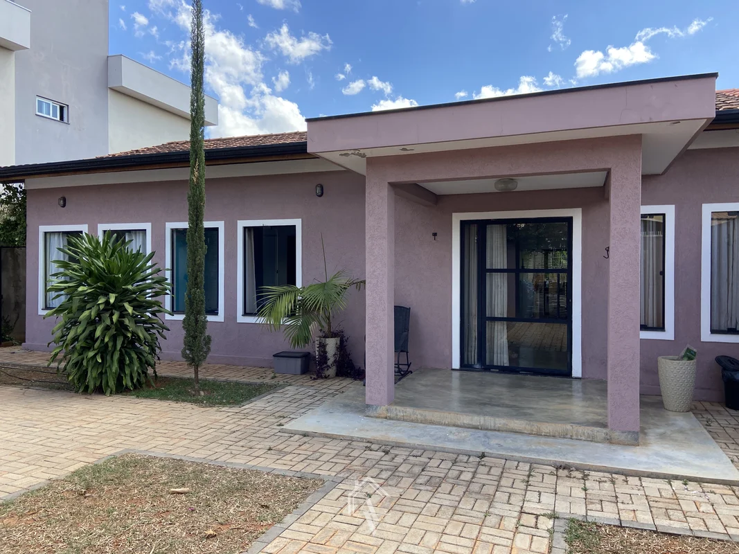 Uma casa para quem busca privacidade, conforto e contato com a natureza, localiz...
