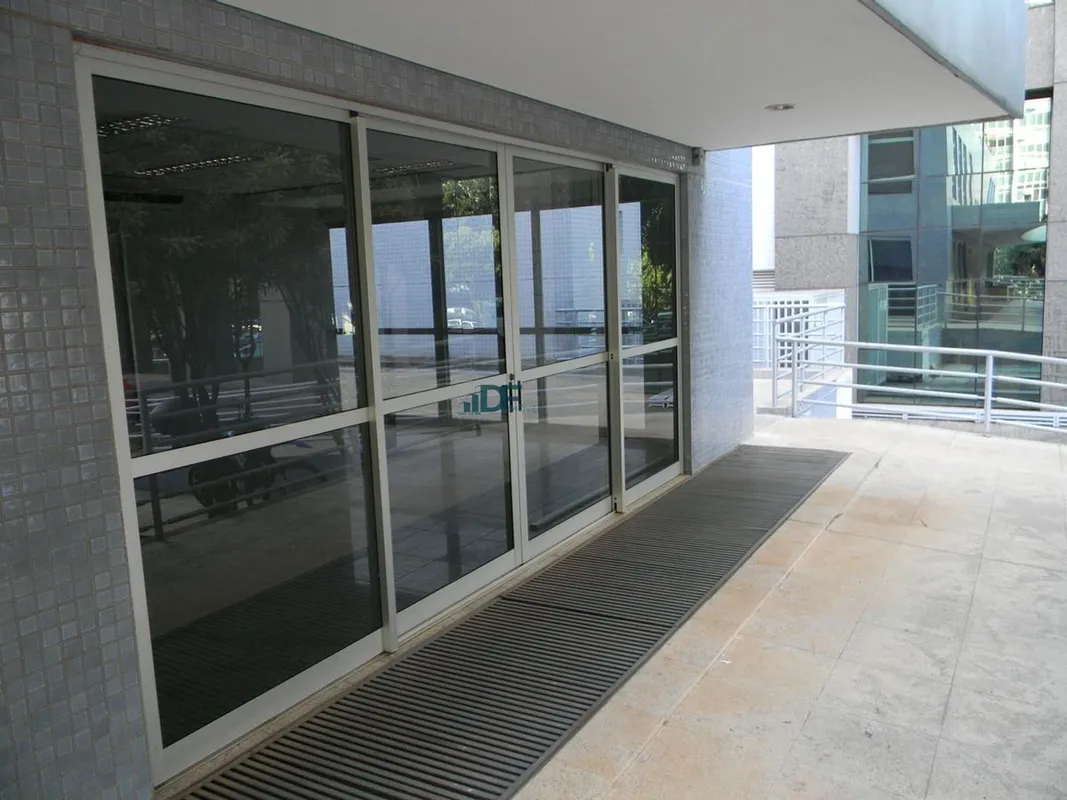 SETOR DE AUTARQUIAS SUL - PRÉDIO COMERCIAL COM: 5 PAVIMENTOS, SALAS, BANHEIROS, ...