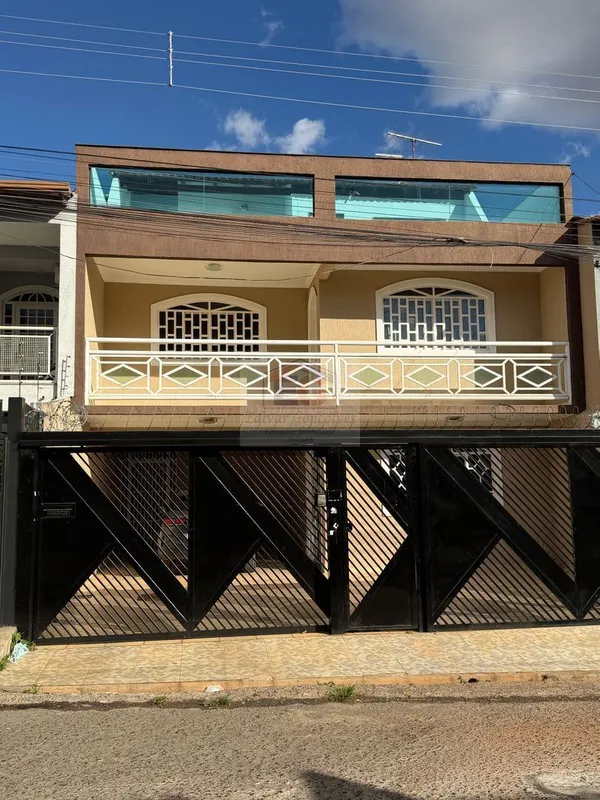 EXCELENTE CASA COM 03 PAVIMENTOS E COM COMERCIO E RESTAURANTES VARIADOS NAS PROX...