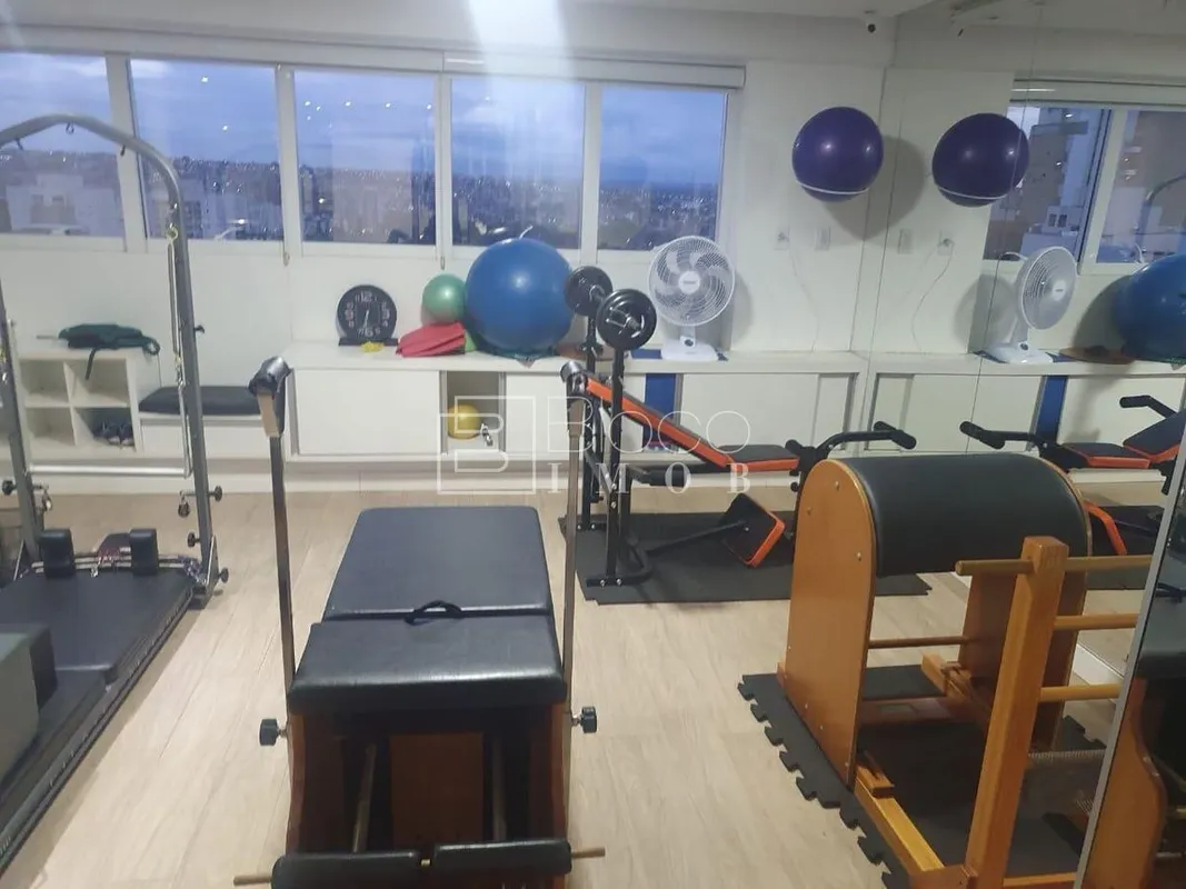 Potencial de Negócios da Sala ComercialEsta sala comercial duplex oferece um amb...