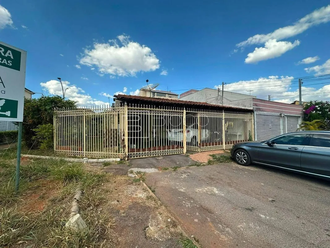 Localizada em uma posição privilegiada de esquina (beco) na QE 26 do Guará II,Im...