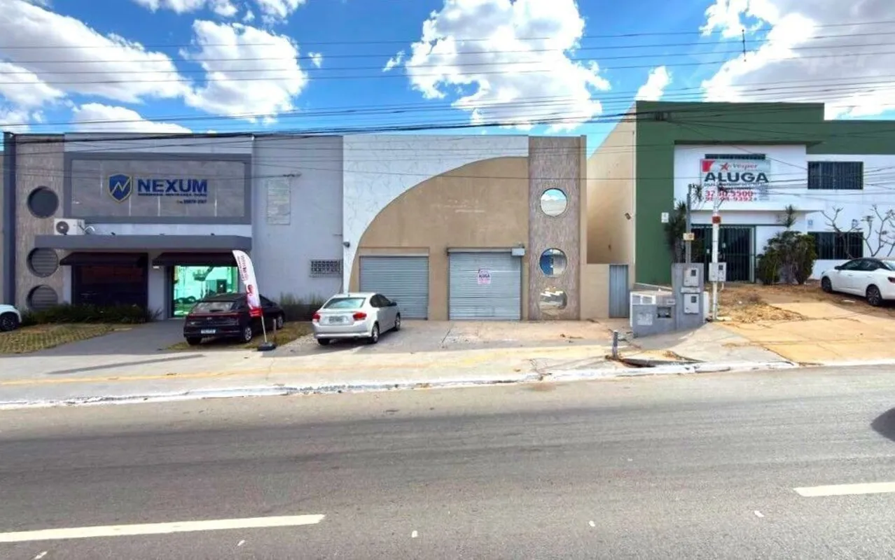 Galpão comercial de 333 m² em lote de 500 m² com 2 frentes. Lado esquerdo: depós...