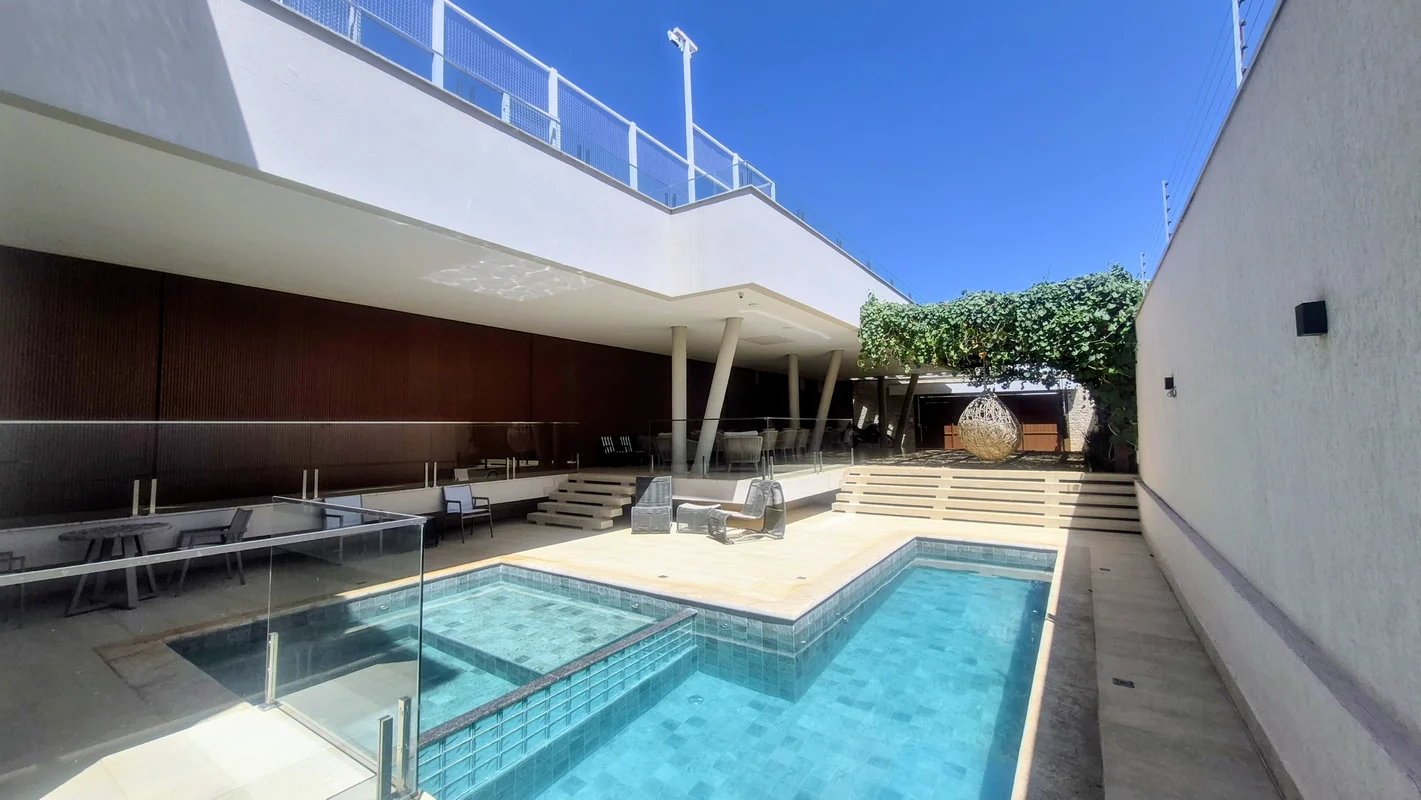 Casa Térrea, Moderna com Quadra de Padel | 5 Suítes | Início do Lago Norte**Sofi...