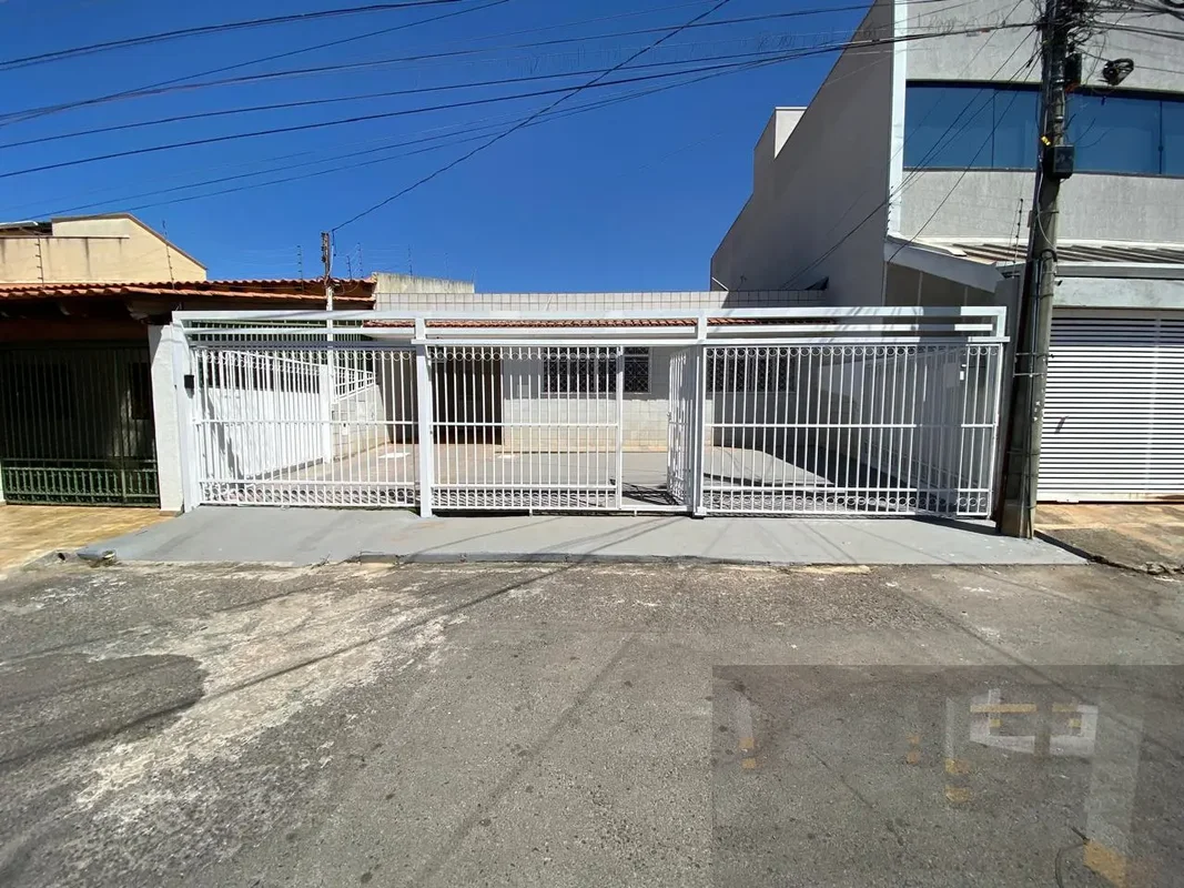 Casa ampla, na laje, 4 qtos e nascente. Excelente oportunidade de moradia em reg...