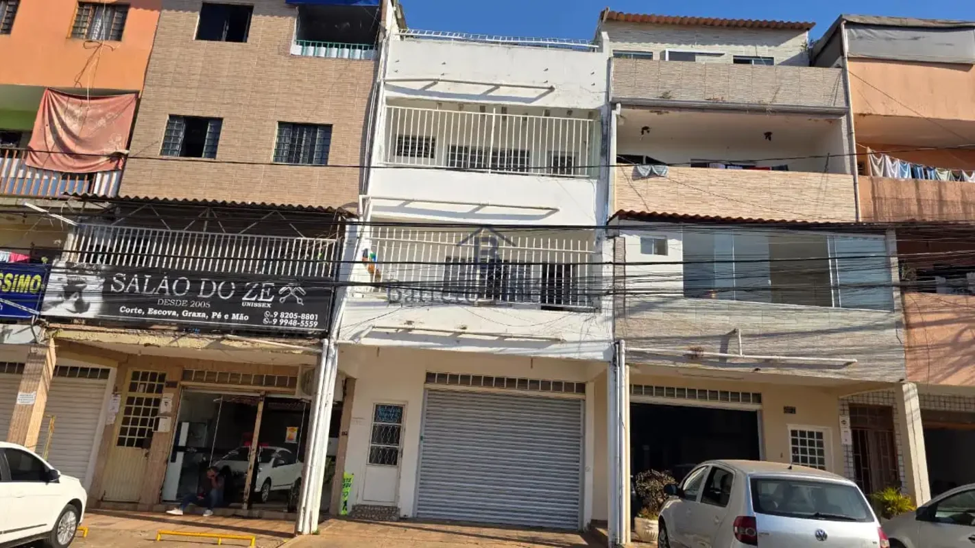 Prédio com Loja e 3 Apartamentos - Guará II Terreno: 50 m² | Área construída: 20...