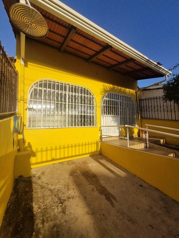 Uma casa charmosa com muitos armários, possui uma divisão prática e cômodos ampl...