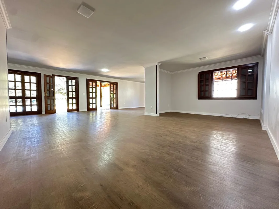 Vale a visita. Nishimura 9 9221-0888. Casa na Qi 15 entre as duas mais completas...