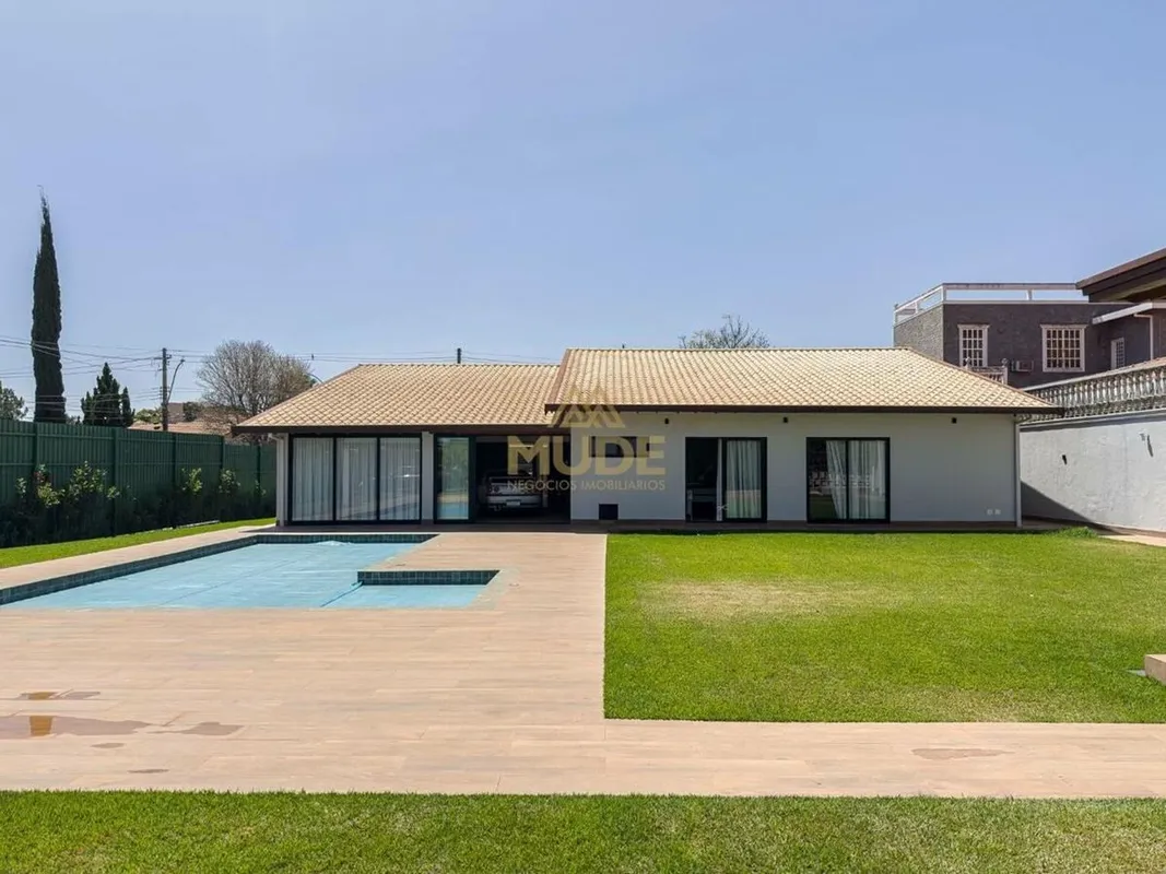 Vendo excelente casa térrea, recém-reformada, em lote diferenciado com aproximad...