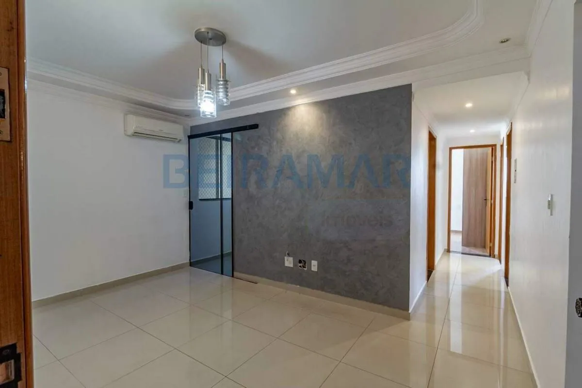 Imóvel:Sala-Ampla e climatizada com ar-condicionado.Quartos-3 quartos, sendo 1 s...