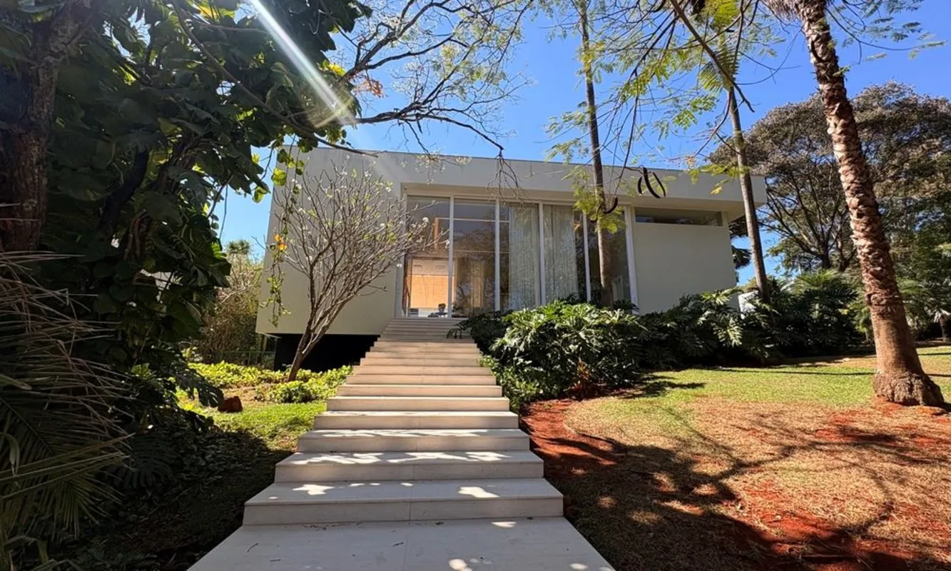 SOBRADO MOBILIADO COM ARQUITETURA IMPONENTE NO ALDEIA DO VALE.Térreo com sala de...