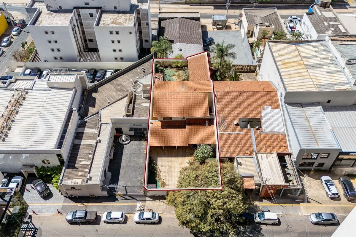 Esta casa comercial à venda no Setor Marista tem 386 m² de área construída em um...