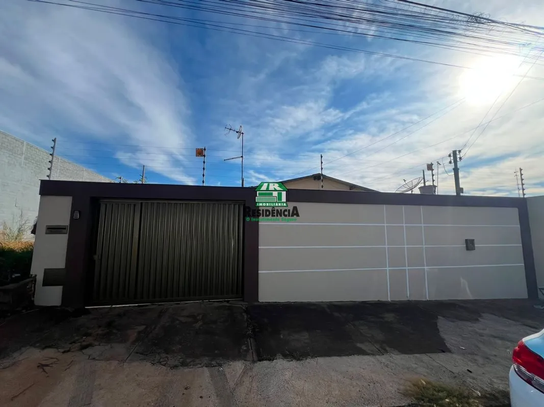 Casa residencial contendo: 02 quartos, e mais uma dependência aos fundos com ban...