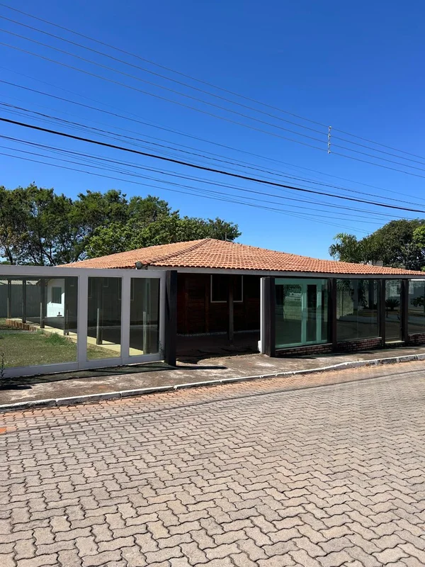 Descubra uma residência confortável e prática no Condomínio Rural Privê do Lago ...
