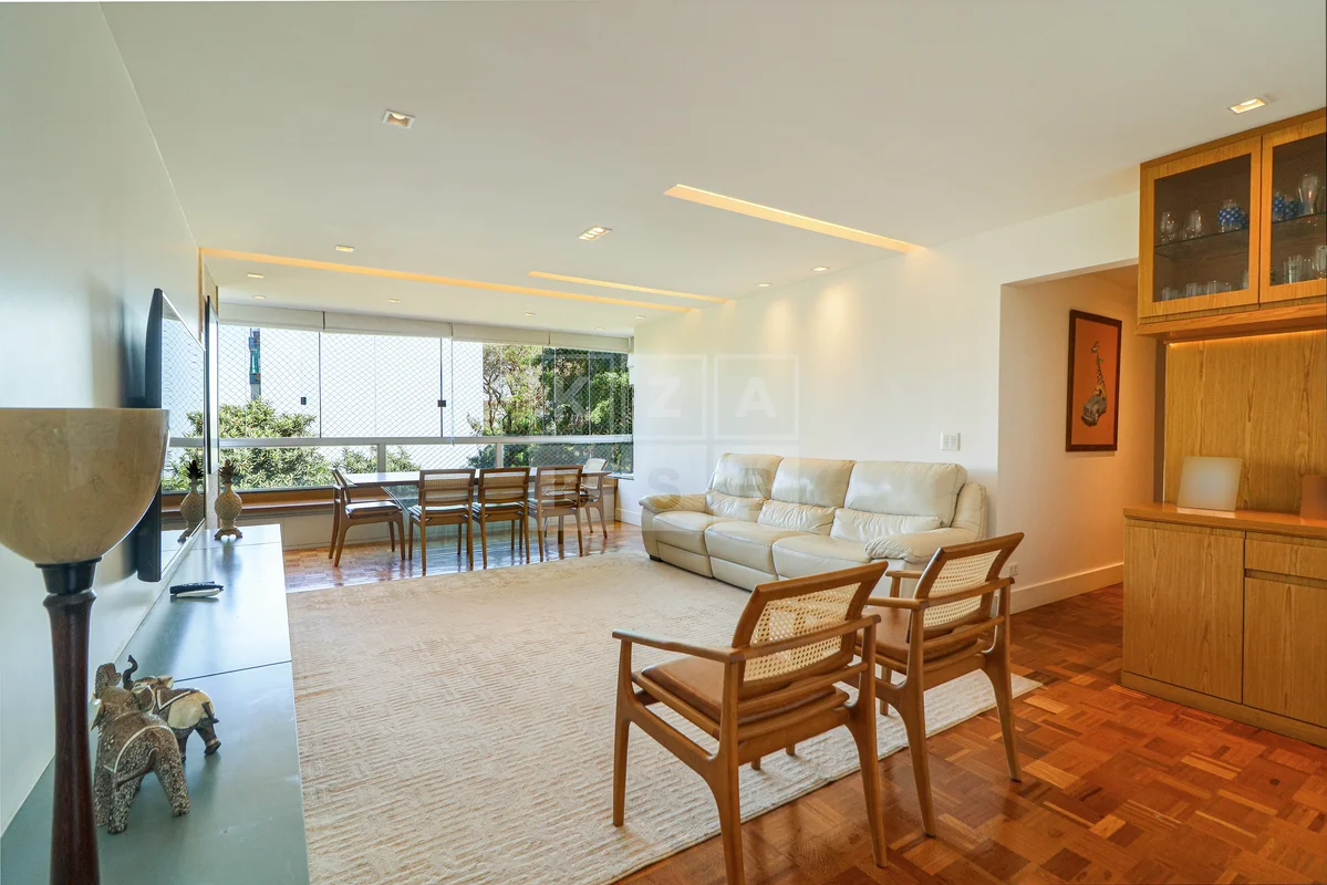 SQN 304, este apartamento de 135 m², nascente, de meio de quadra e com vista liv...
