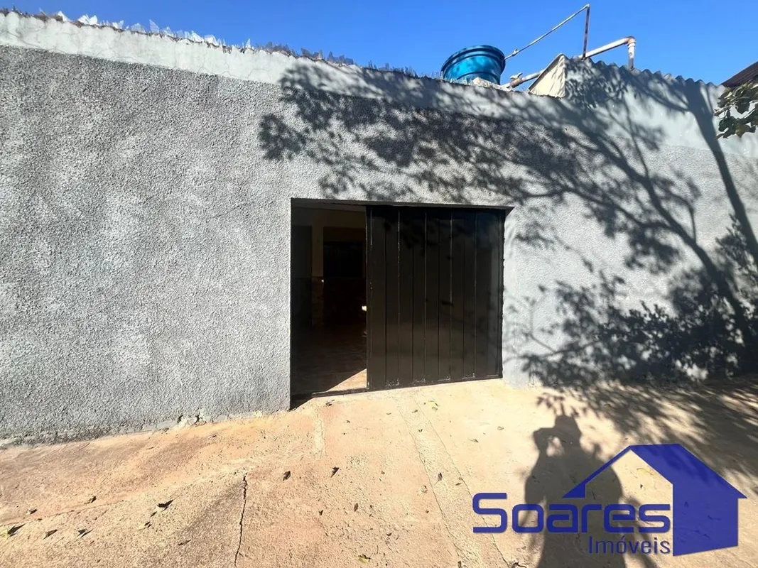 CASA DE FUNDOS COM 02 QUARTOS, SALA, COZINHA, BANHEIRO, ÁREA DE SERVIÇO E GARAGE...