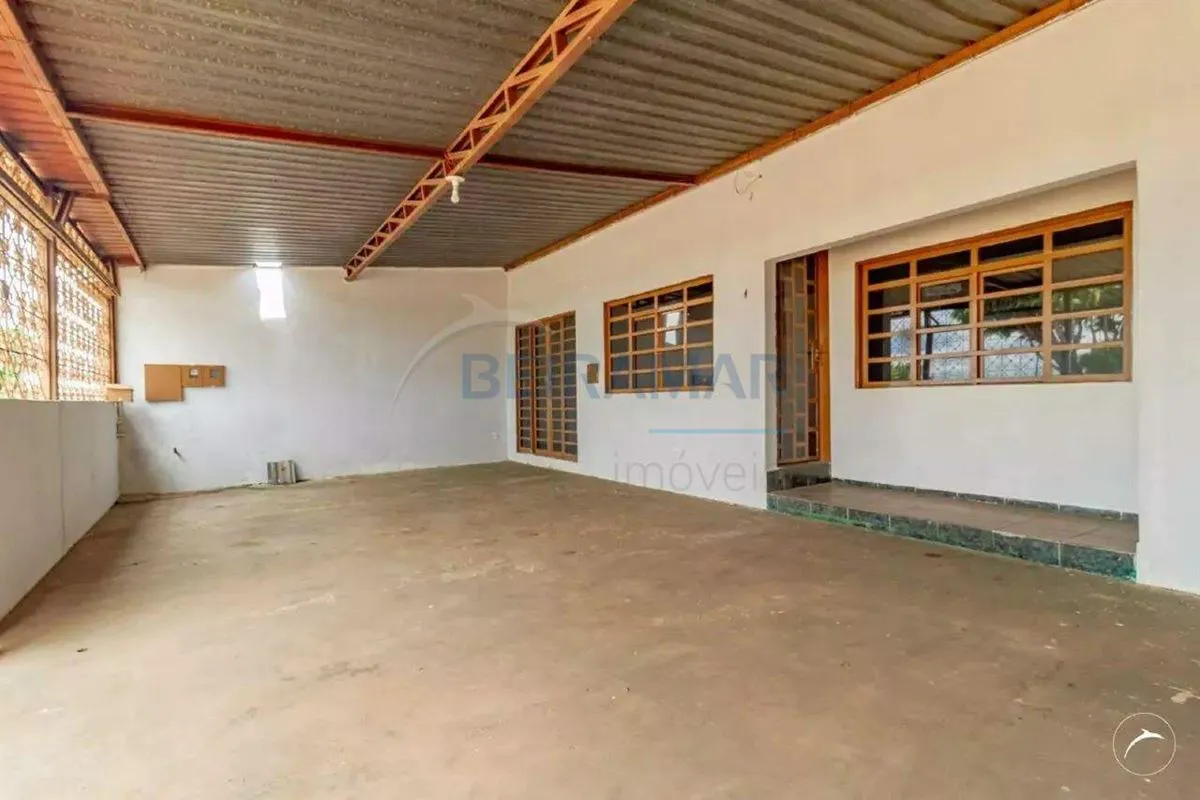 Descrição do imóvel:- 4 quartos, sendo 1 suíte;- Sala;- Cozinha;- Área de serviç...