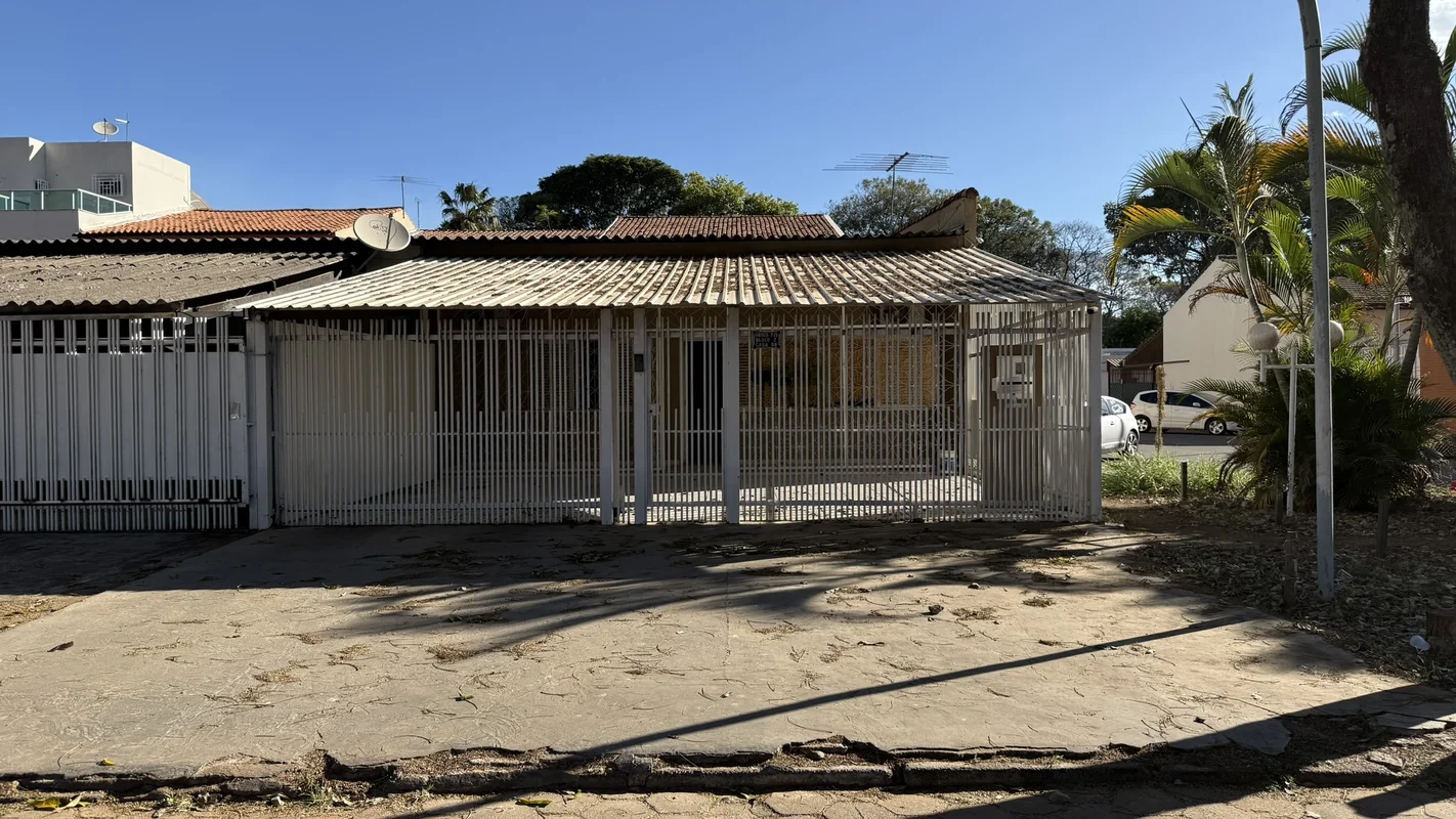Casa à Venda na Asa Sul – SHIGS 713 | 2 Quartos, 2 Vagas e Terreno VazadoExcelen...