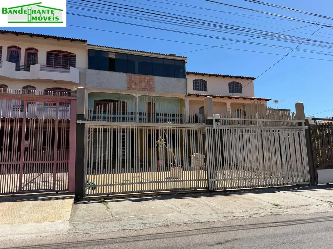 EXCELENTE SOBRADO, COM APROXIMADAMENTE 250m²IMÓVEL COMPOSTO POR:TÉRREO: - GARAGE...