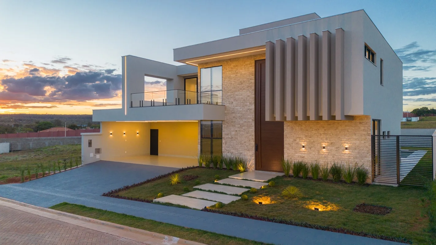 CASA DE ALTO PADRÃO NO JARDINS GENEBRA380 m² de área construída | 4 suítes | Esc...
