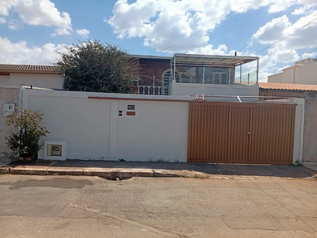 Conheça esta charmosa casa de alto padrão no Residencial Velho, em Cruzeiro (DF)...