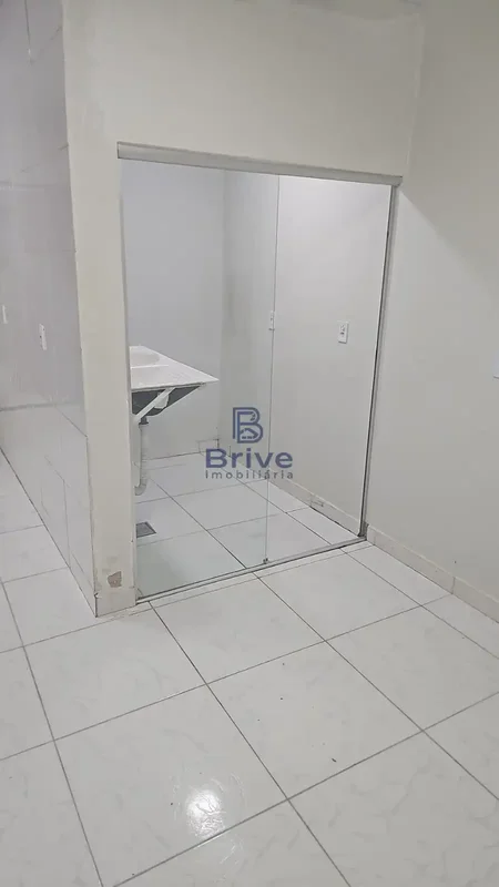 Apartamento em Arniqueira, no SHA Conjunto 5, localizado no 1º andar, com ambien...