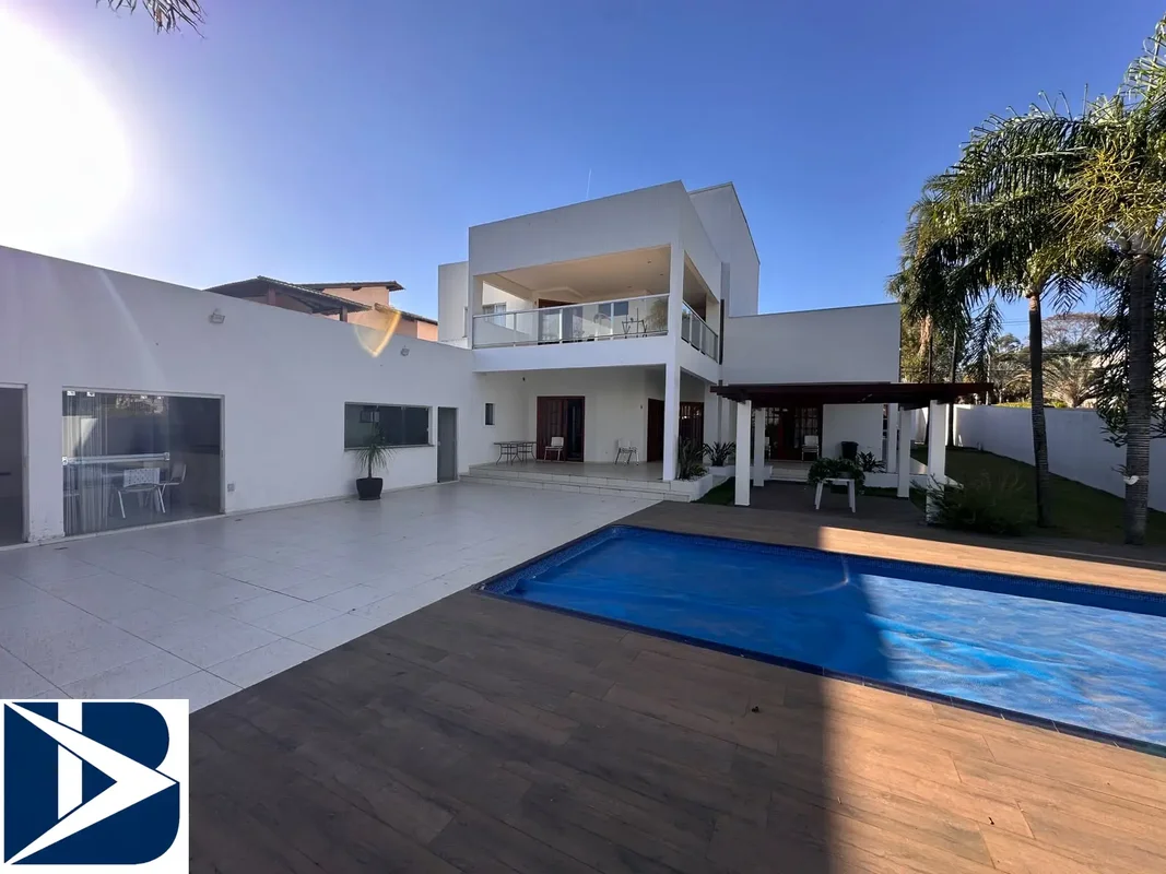 EXCLUSIVIDADE BRASILIANA IMÓVEIS Casa ampla e sofisticada, design moderno de lin...