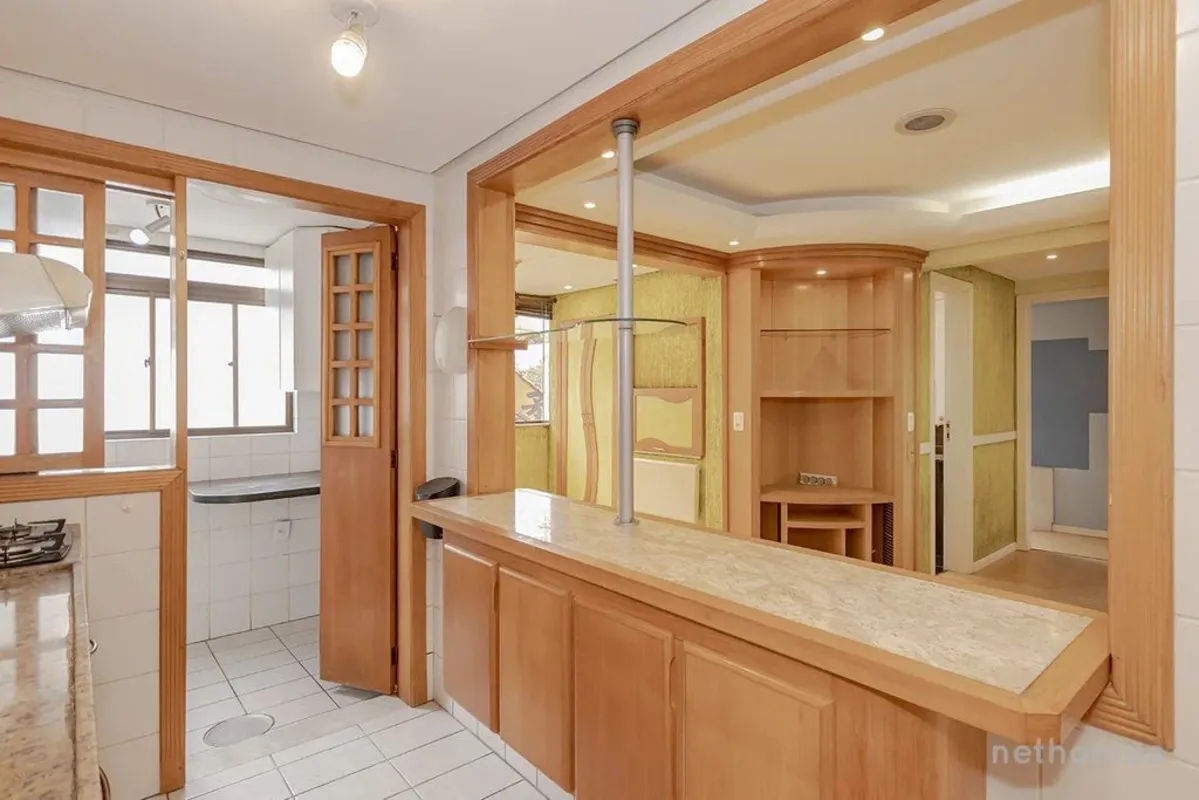 Apartamento de 2 dormitórios com suíte, churrasqueira e vista para a praçaConfor...