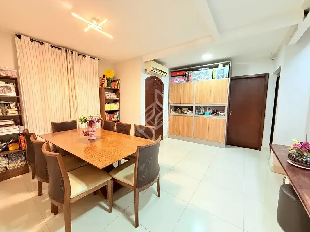 Avanti Imob apresenta :Casa reformada no Guará.DESCRIÇÃO DO IMÓVEL:- Área constr...