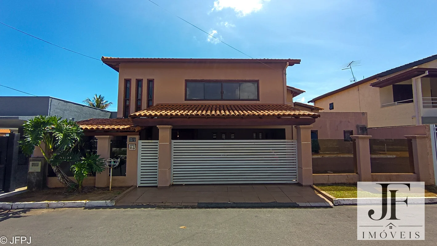 Casa assobradada construída em terreno amplo, plano, com estilo colonial brasile...