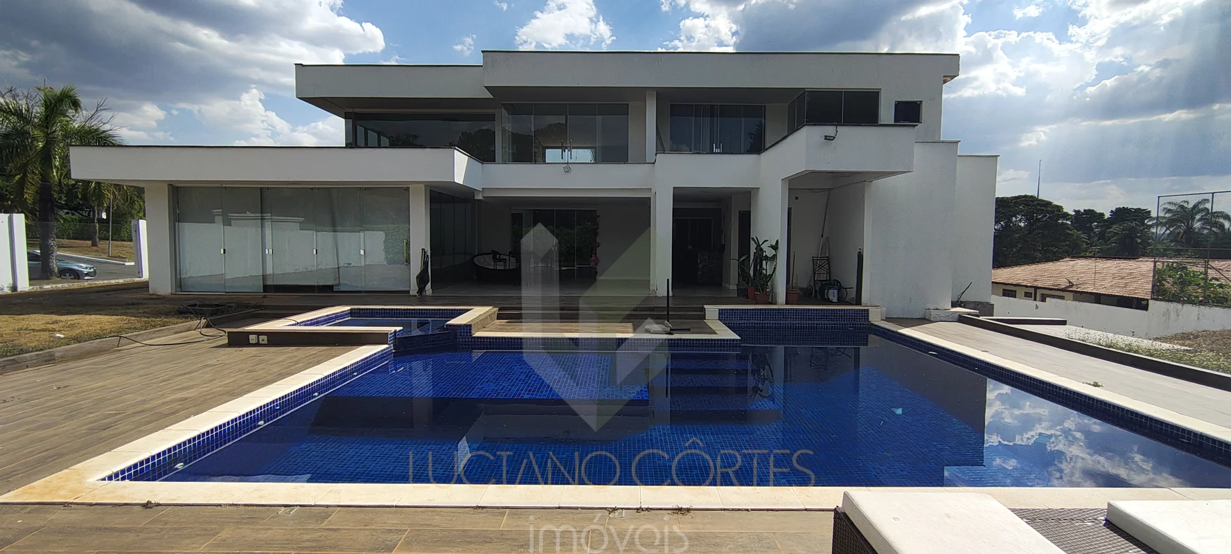 Descubra esta maravilhosa casa sobrado no Park Way, Brasília, localizada na SMPW...